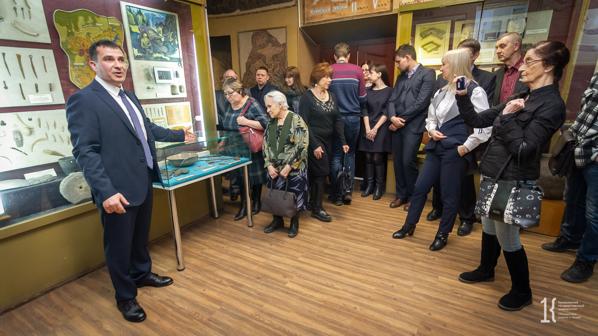 В КемГУ открылась выставка «Древняя история Кемерова»