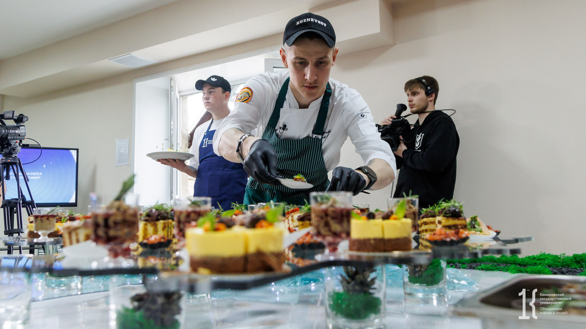 В КемГУ состоялся мастер-класс «Кузбасская кухня от шеф-поваров: фуршетные  блюда из местных продуктов»