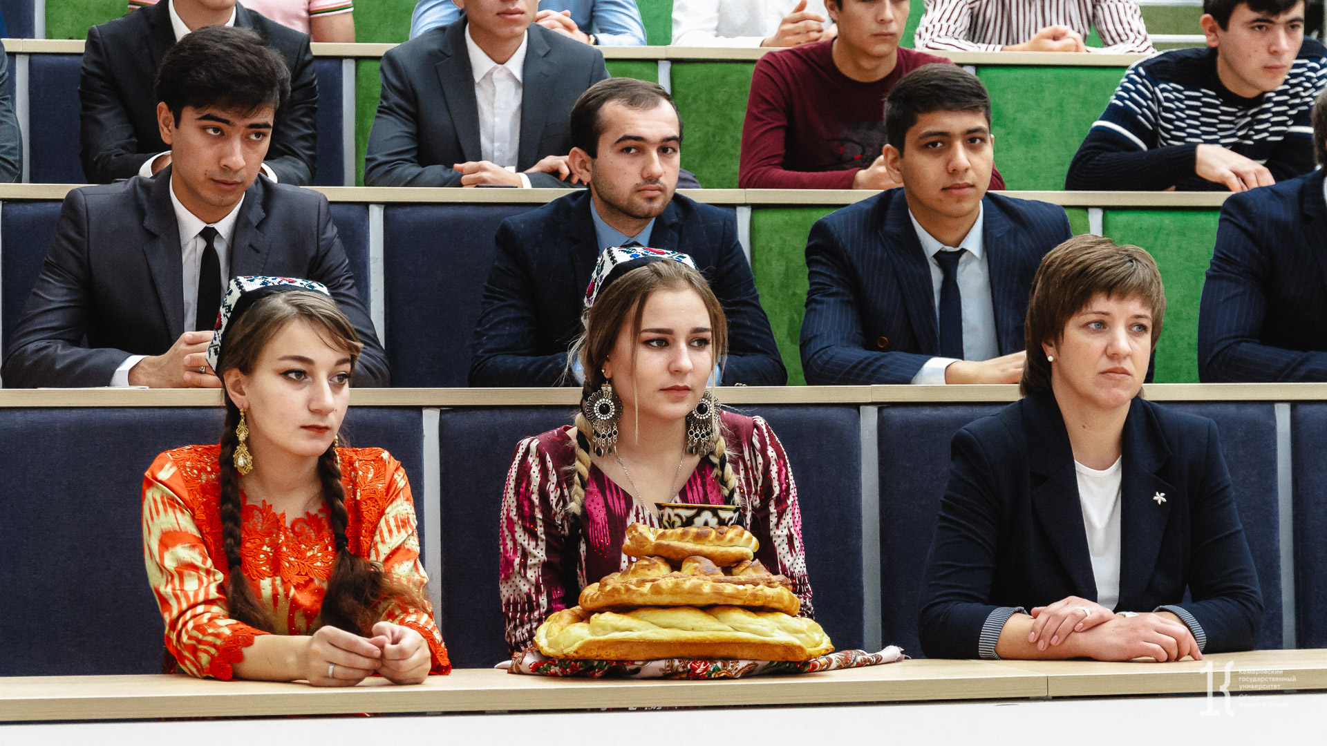 Таджикский санкт петербург. Студенты Таджикистана. Студентов вузов Таджикистана. Таджикские студенты в России. Таджики университет.